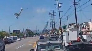 Небольшой самолет врезался в линии электропередач и рухнул на парковку в Калифорнии