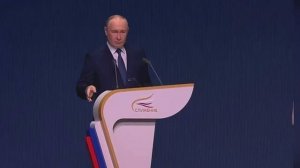 Муниципальные чиновники аплодировали словам Путина о том, что жизнь диктует свои законы