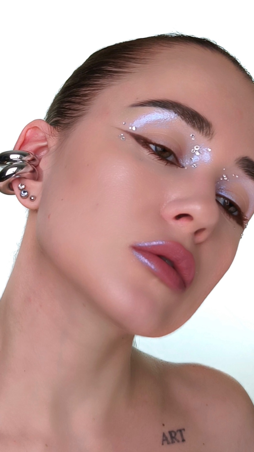 С тебя ❤️, если повторила бы такой сияющий образ с тенями Neochrome от Influence Beauty!