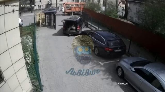 Сотрудники ТЦК сбили мать, которая пыталась остановить машину с мобилизованным сыном. 

Произошло...