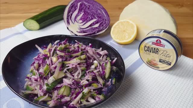 Бомбический салат за копейки - свежие огурцы, зелень, масло и неожиданный ингредиент - икра 🥒🎉