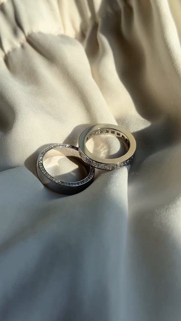 Обручальные кольца для него и для неё.