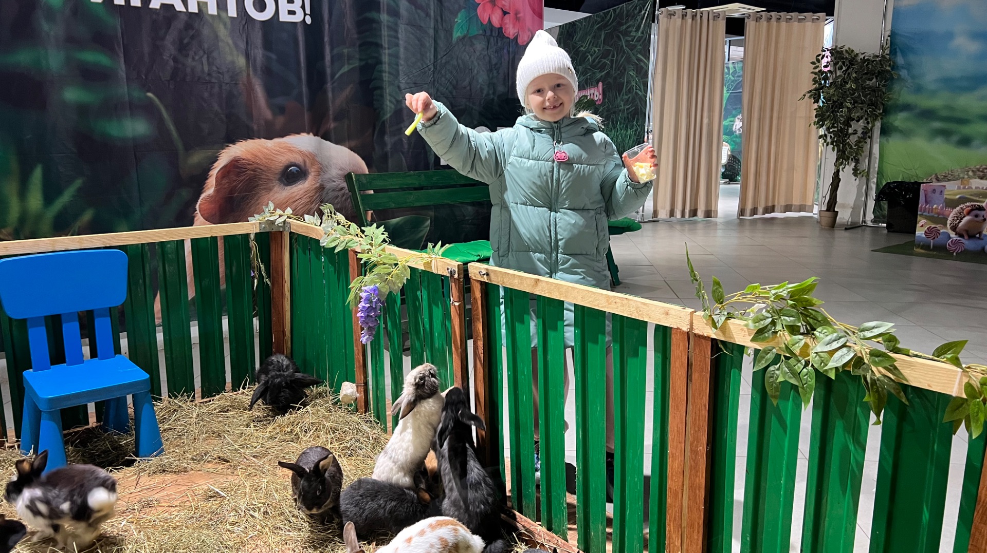 Зашли с Милой в контактный зоопарк в Галактике