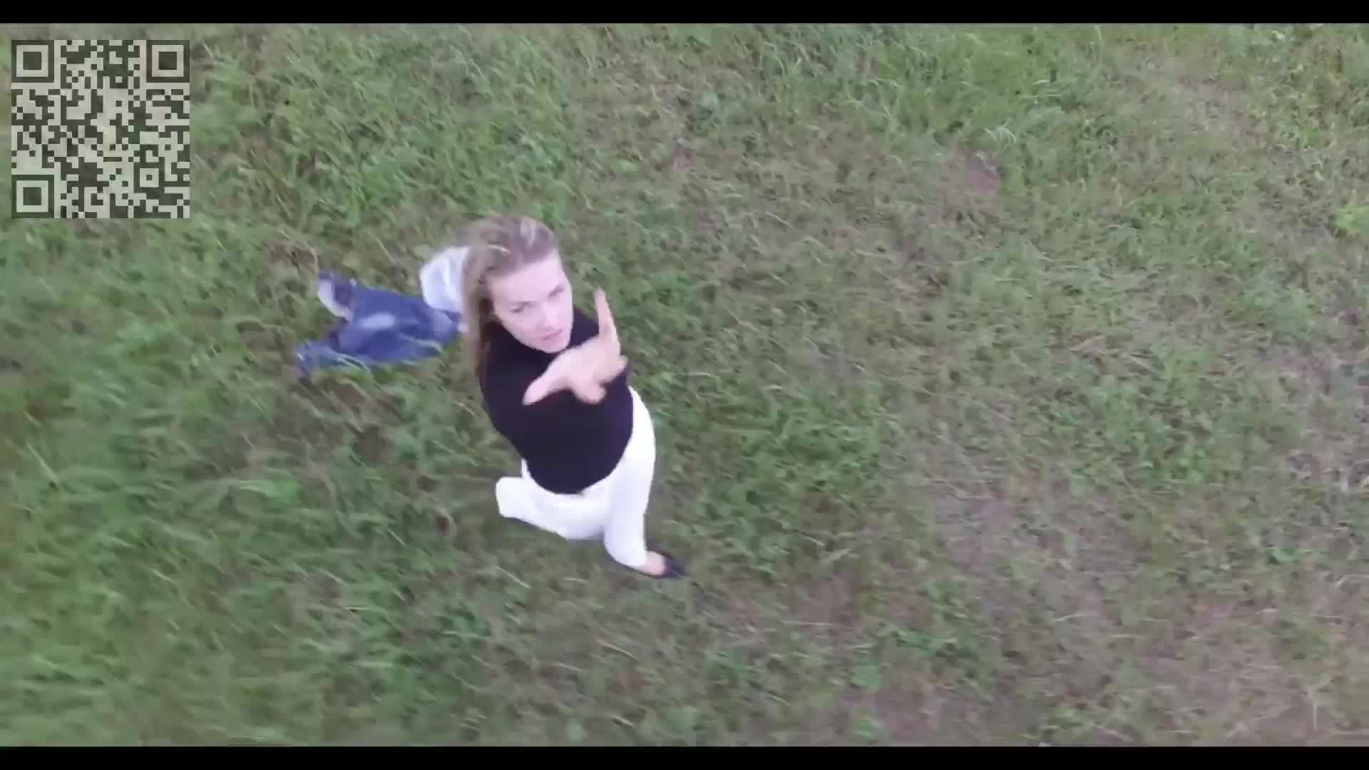 Юная девушка на траве.