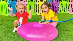 Алиса и Дейя — настоящие искательницы приключений, для которых игры куда важнее скучных учебников.