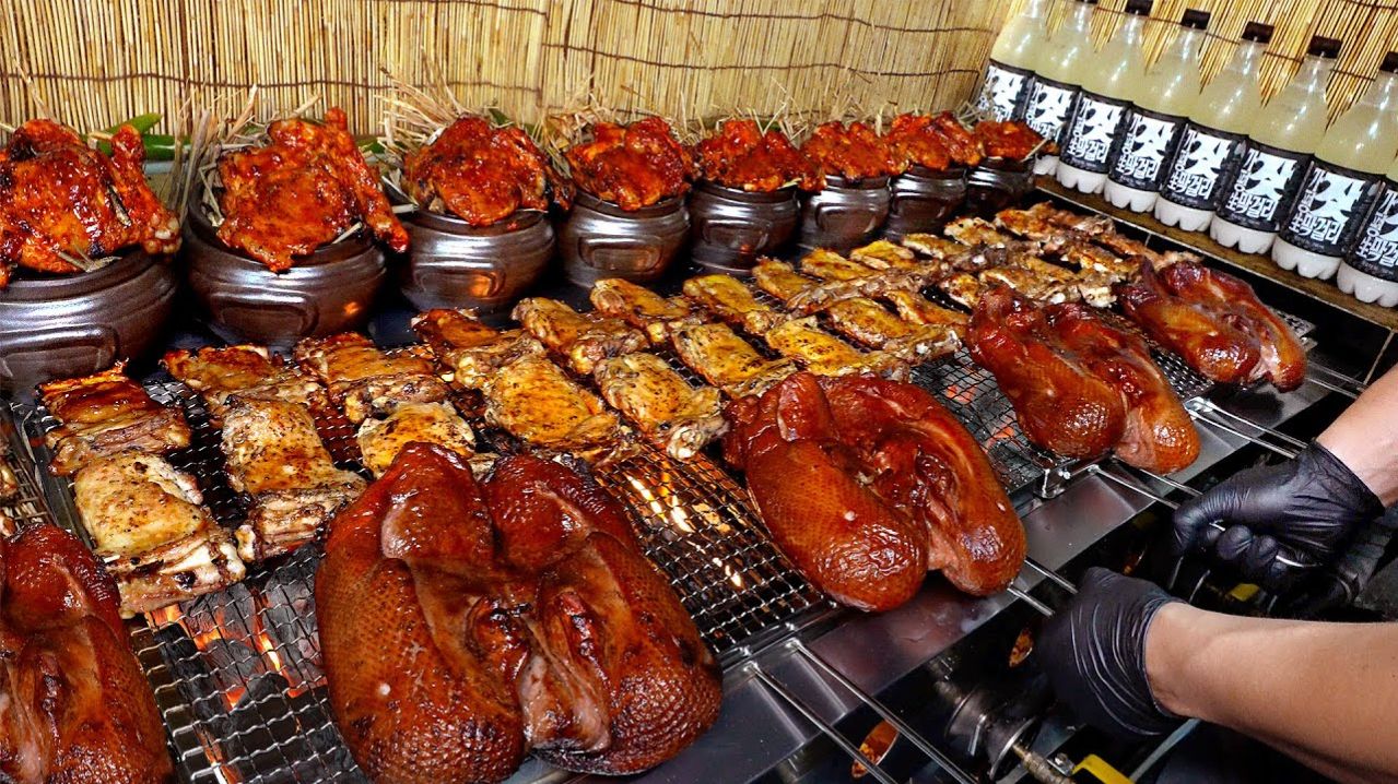 Сочное копченое на соломе куриное гальби курица приготовленная на углях - Корейская уличная еда