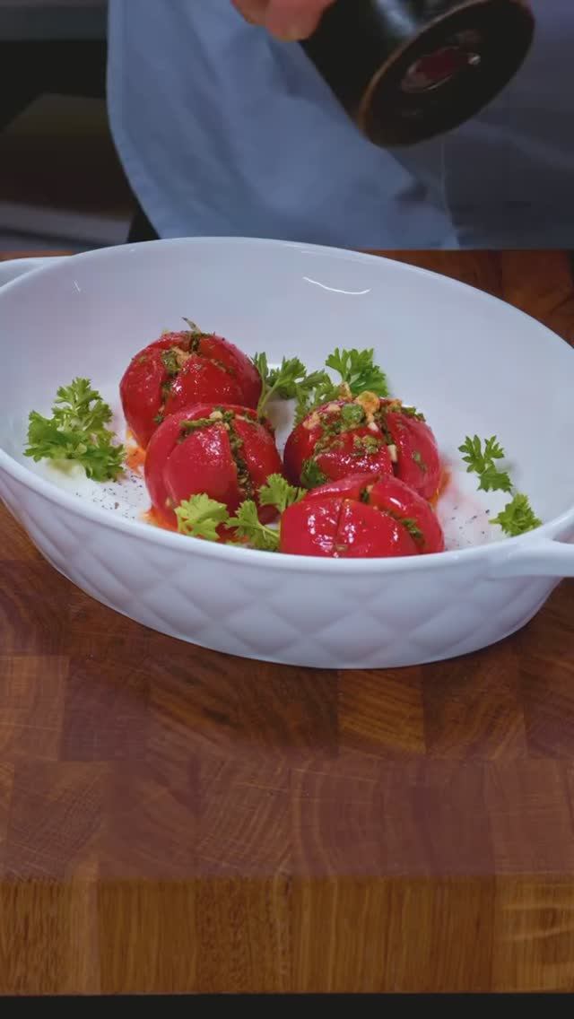 Маринованные томаты с зеленью.