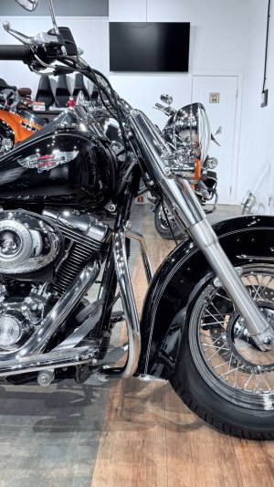 2010 HD Softail Deluxe 3,878 km Vivid Black (VIN *5HD*6562)