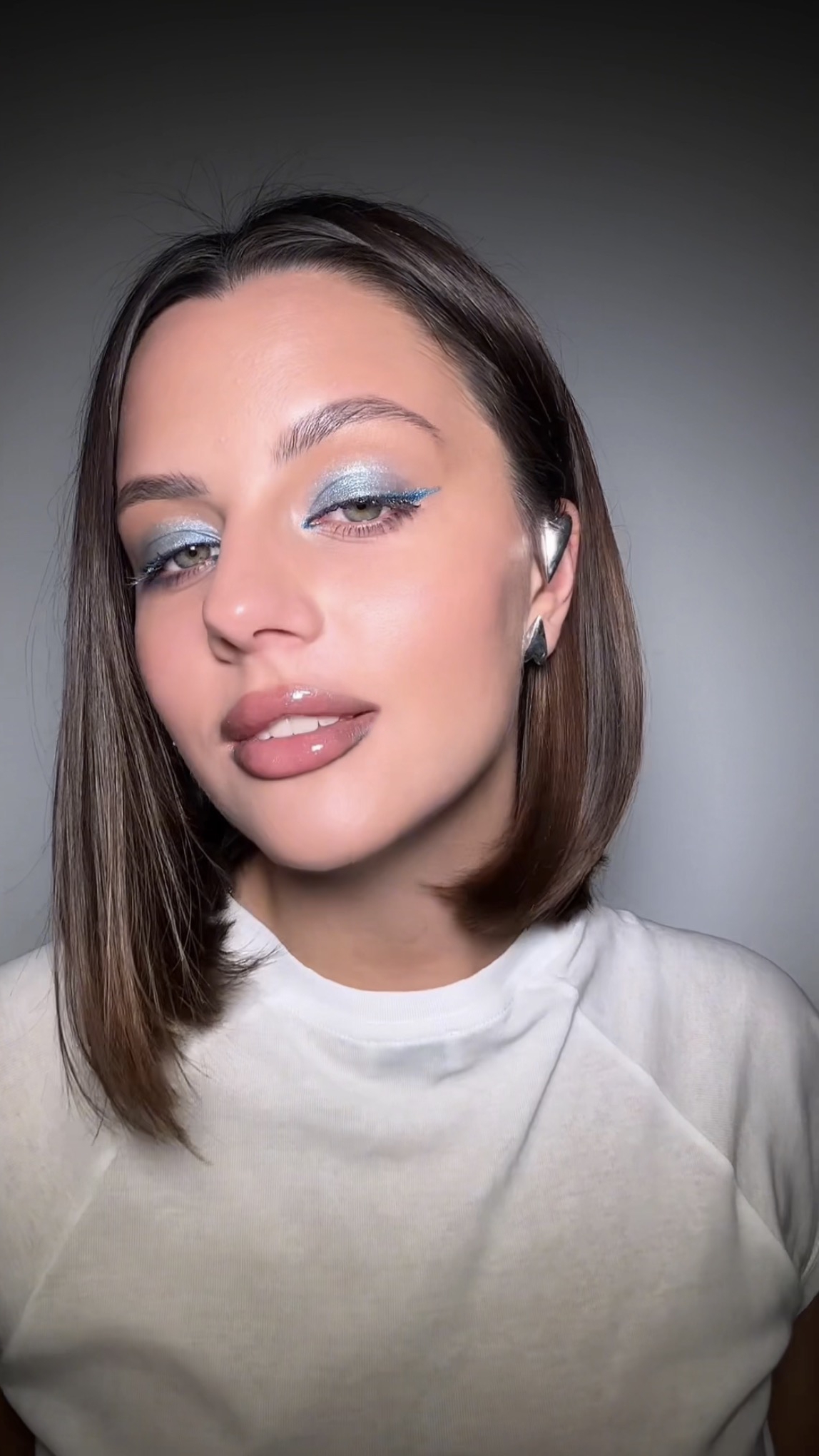 Синие объёмные ресницы, сияющие акценты и безупречно ровный тон 😍 Как тебе образ?