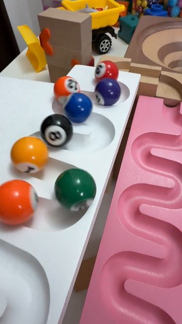 Шарики на горке 🔵 Кто быстрее? 🤩