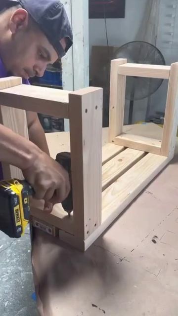 Небольшая банкетка 

Классная идея создания небольшой банкетки для вашей прихожей