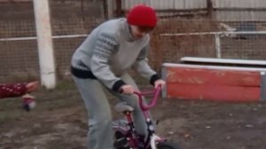 🚲😁Кто то на гелиге, а мы на велике 🚴♀️ 🤣Верочка учится кататься на двухколёсном велосипеде