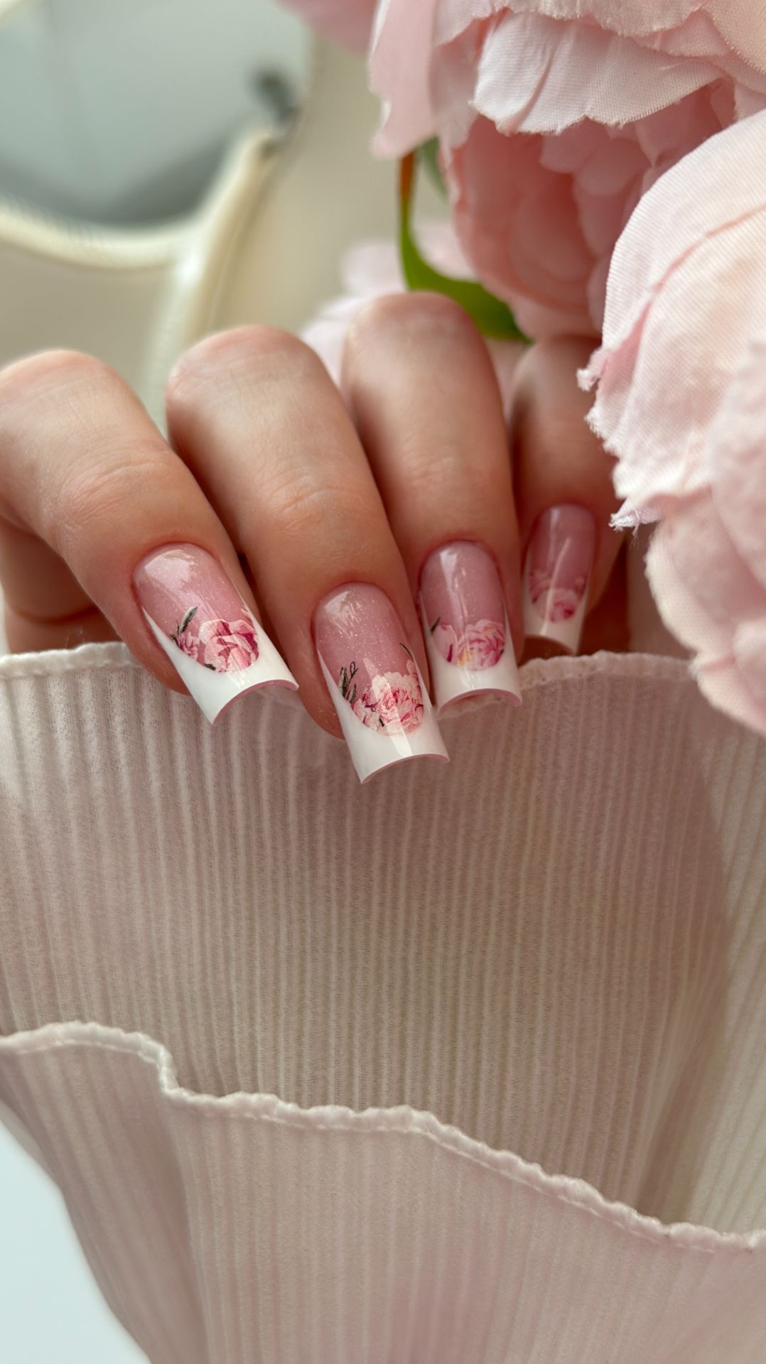 МК Френч с цветочными слайдерами. Изысканный маникюр на весну. Наращивание на верхние формы.