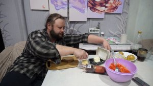 Бутерброды с колбасой и сыром с вкусным домашним салатом ПОДВАЛ ИЛЬИЧА Вкусно кушаю