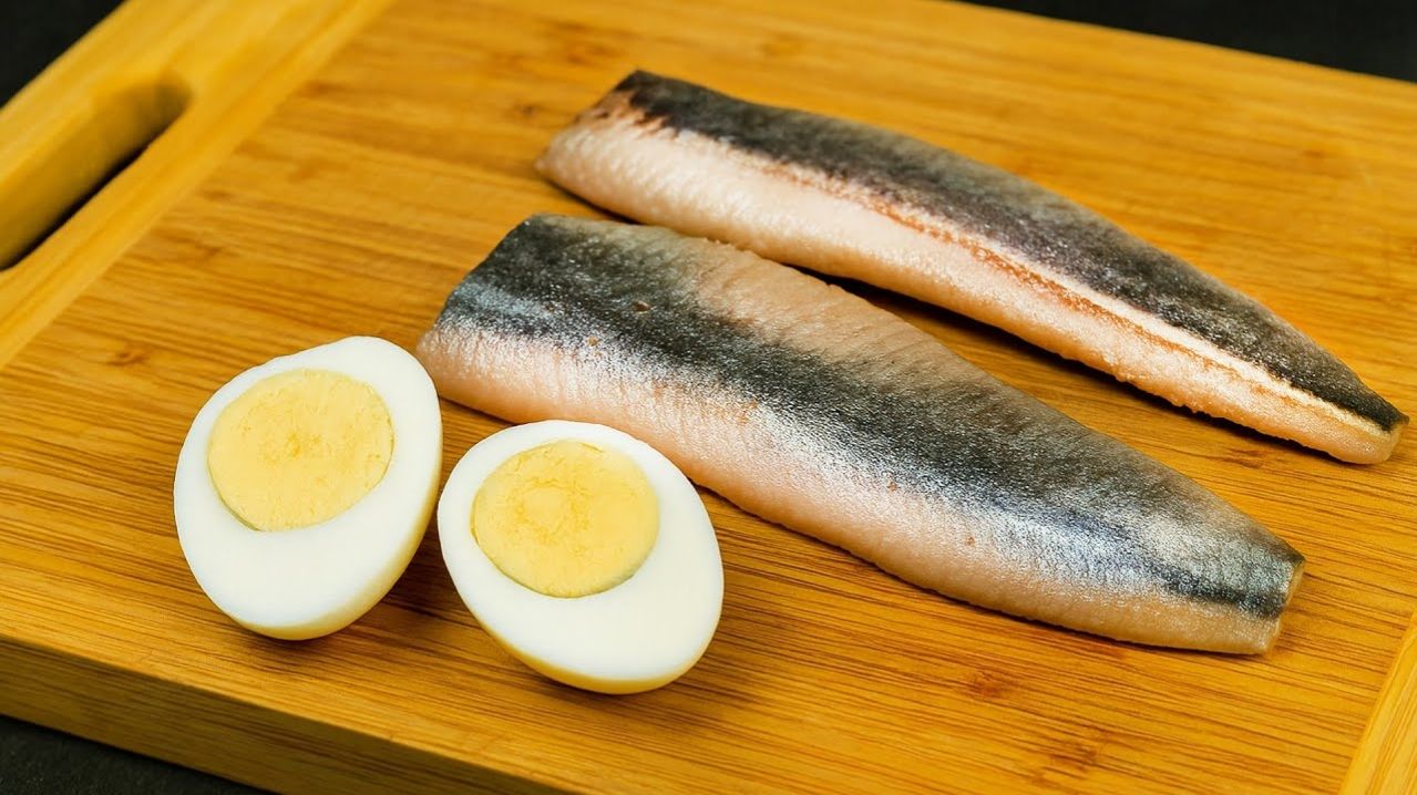 Я влюбился в этот салат! Вкусный салат с селедкой и яйцом. Быстро и невероятно вкусно!