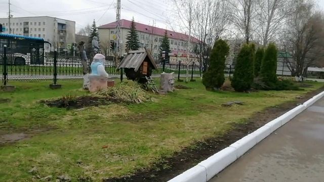 Эти славные фигурки возле Творчества Дворца