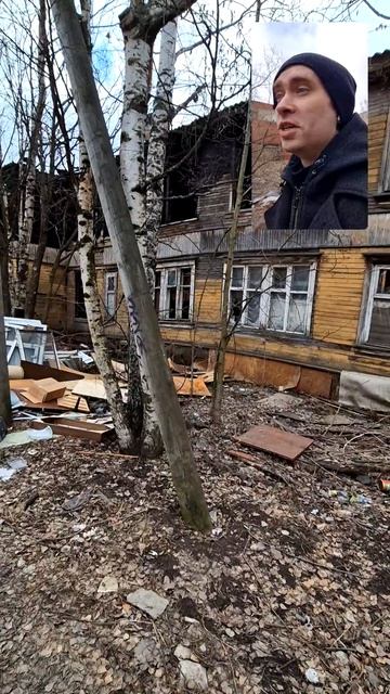 Обводный 143к2 дом который горел несколько раз, больше года прошу его заколотить или снести, но р...