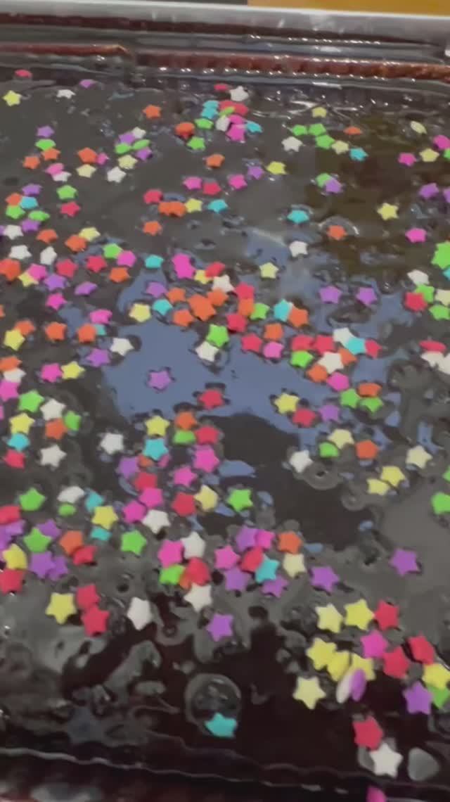 Торт бисквитный с глазурью внутри и снаружи