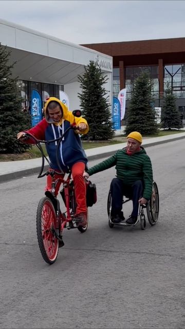 Добрый велосипедист / Kind cyclist 👍 
#добро #помощь #ВикторСчастливый #инвалид #благодарность #мечт