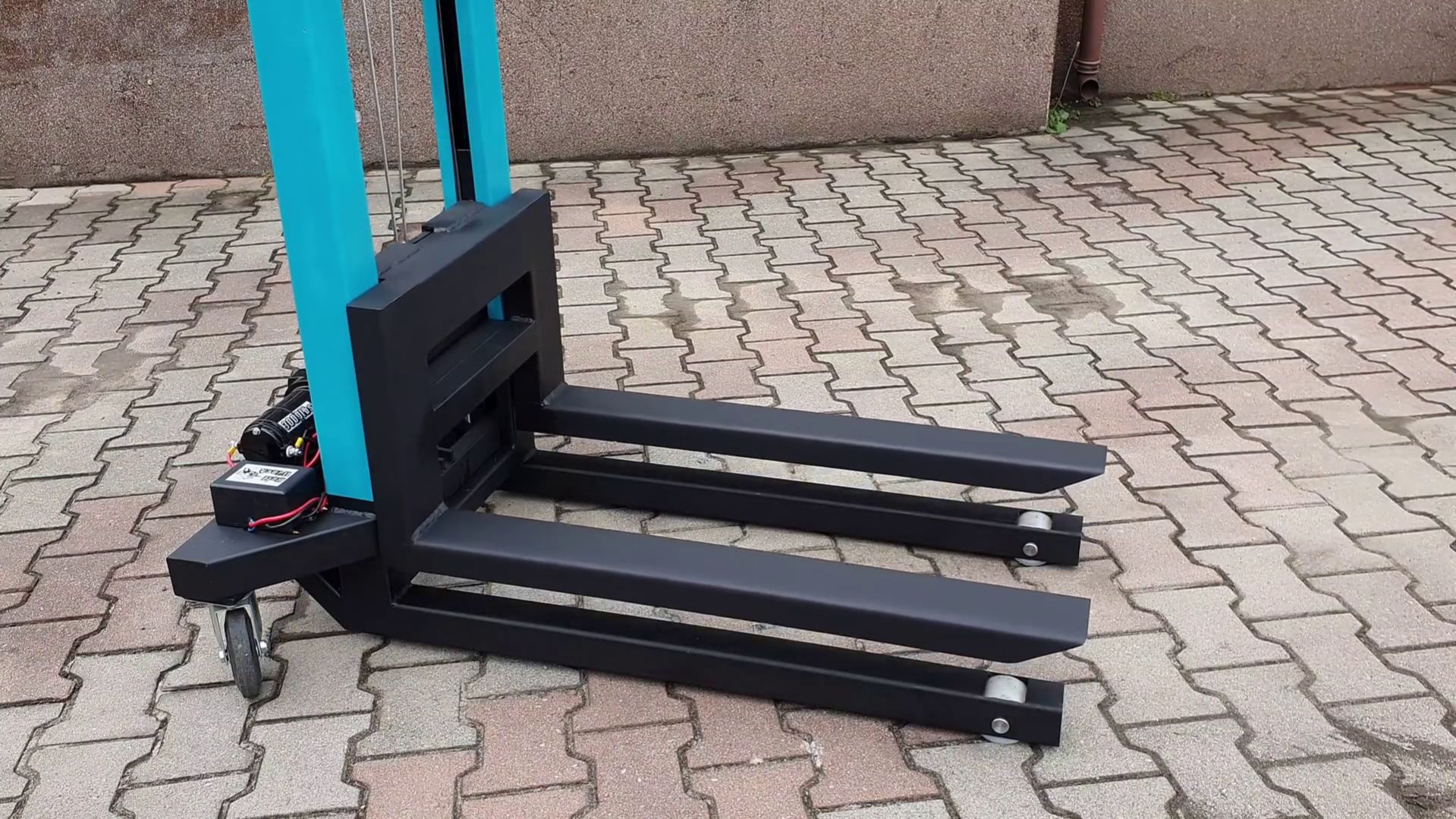 Самодельный вилочный штабелер на основе лебедки 12 В