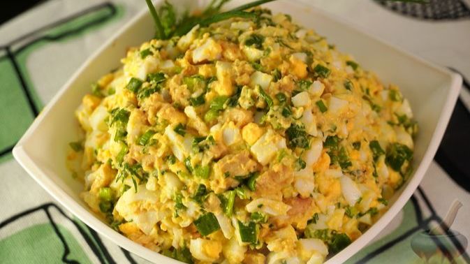 САЛАТ ИЗ ПЕЧЕНИ ТРЕСКИ С ЯЙЦАМИ И ЛУКОМ