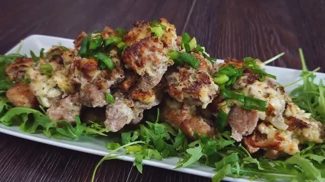 Простой рецепт запеченного мяса - с грибами сметаной и мускатным орехом! 