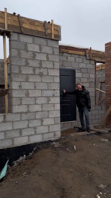 Главное дверь стоит😄