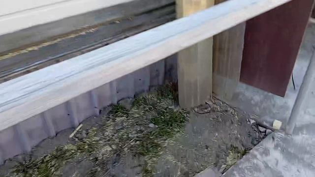 Работа на даче. НЕЗРЯЧИЙ Василий(он же Ваня😉) делает парничок из старого поликарбоната.