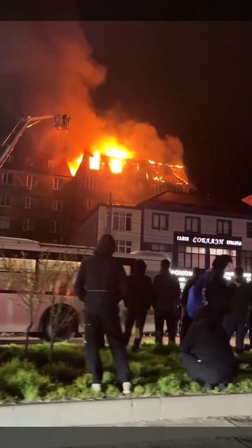 Крыша многоквартирного дома полыхает в Махачкале. Огонь распространился на 600 кв. м.

Пожар ...