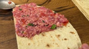 Просто завернула фарш в тортилью — и получилось вкуснее пиццы! Когда нет времени готовить!