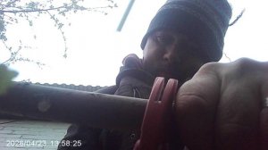 Ремонт поливной системы: (Шаг 1.2): обрезаю пластиковую трубу - труборезом (с другой стороны)