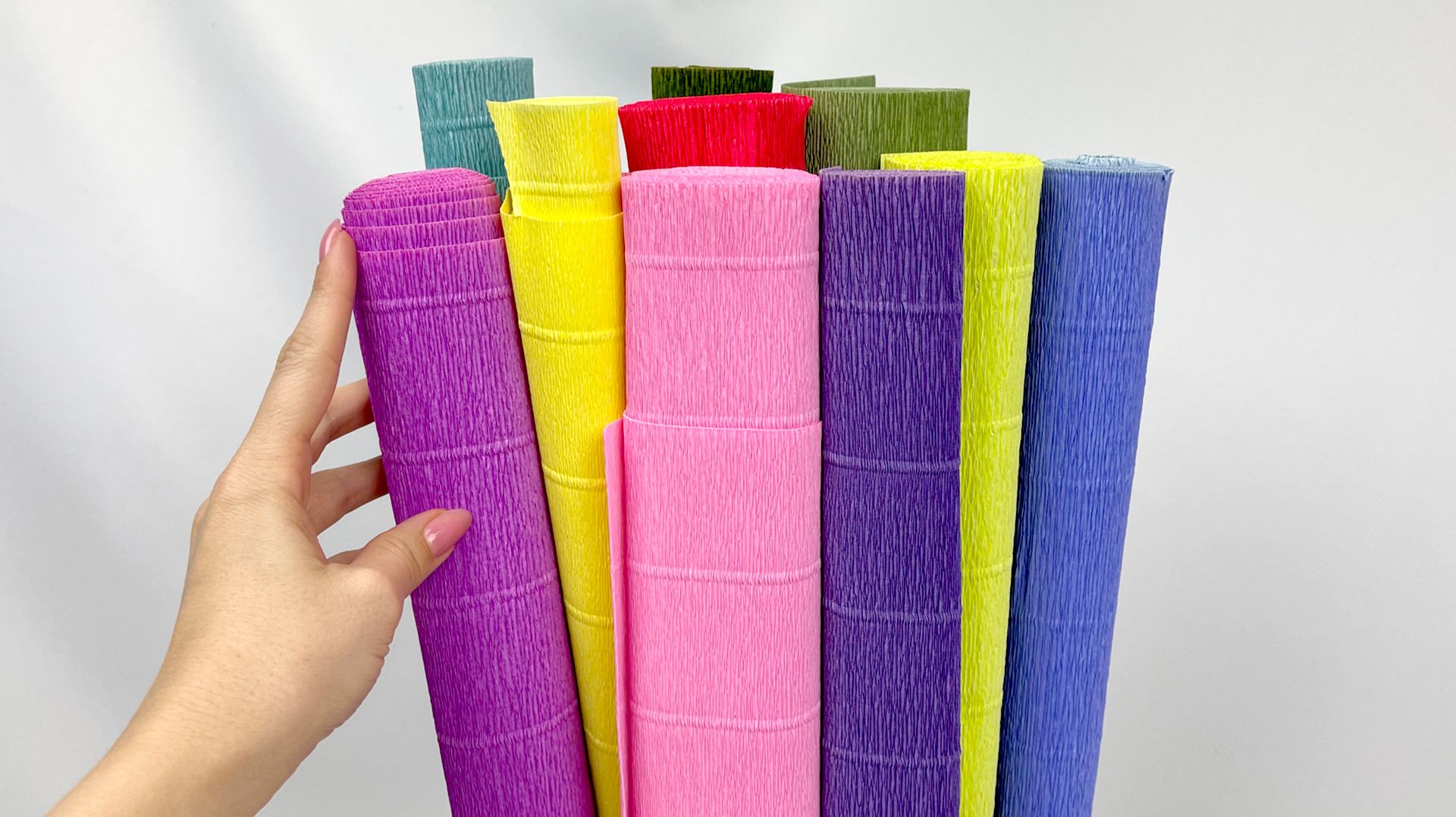 6 идей весенних букетов из гофрированной бумаги своими руками. Подарки и поделки женщине на 8 марта