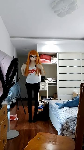 Кигуруми кукла играет с плюшевой акулкой из Икеи.)