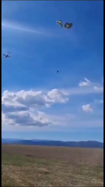 Испанские десантники уронили БРМ VAMTAC с высоты примерно 300 метров. Лепёшка вышла знатная. 🤪