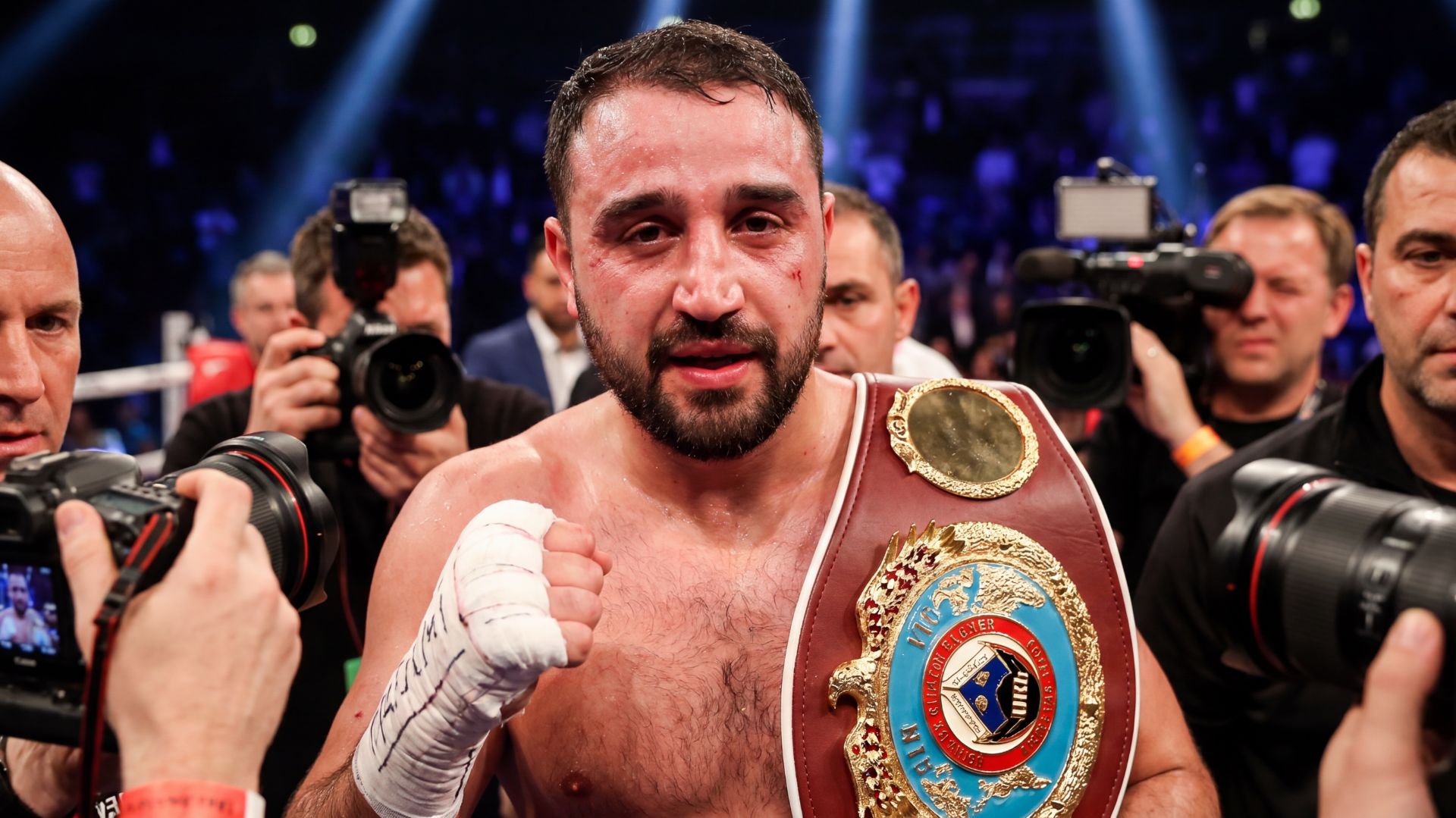 Бьёт, как может. 1 часть.