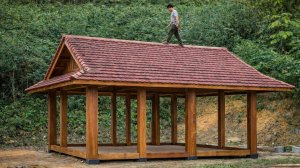 Проект «120 дней»: мужчина средних лет строит деревянный дом своей мечты.