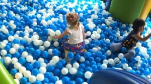 Детская площадка с героями мультика Пороро - Видео для