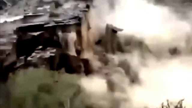 Момент крупного оползня в Дагестане