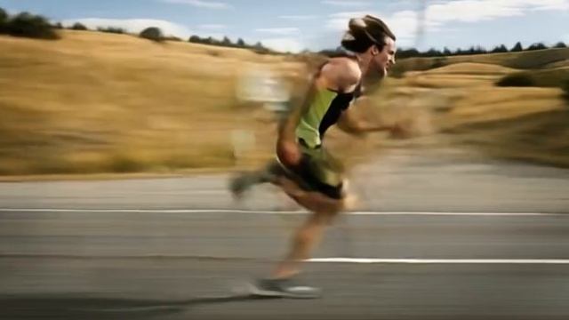 Человек бежит со скоростью 100 кмч. Посмотри это!