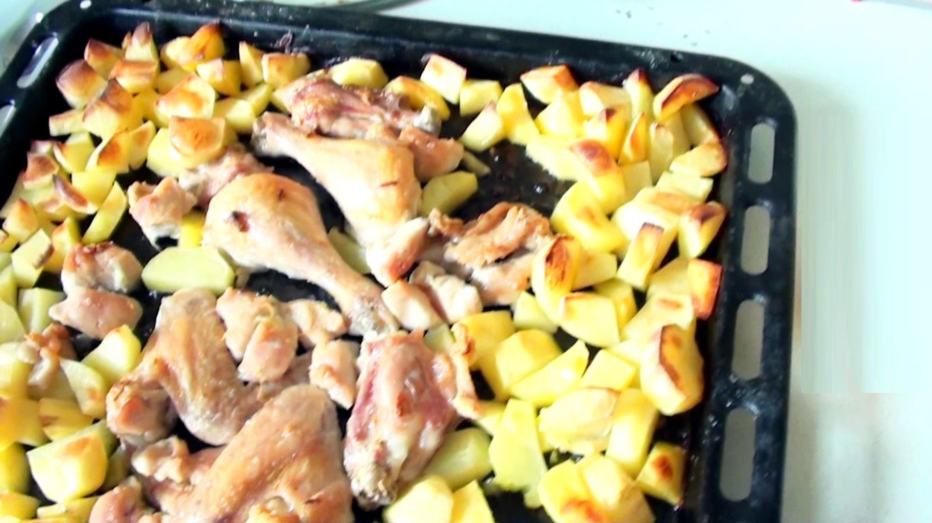 Курица с картошкой в духовке -рецепт