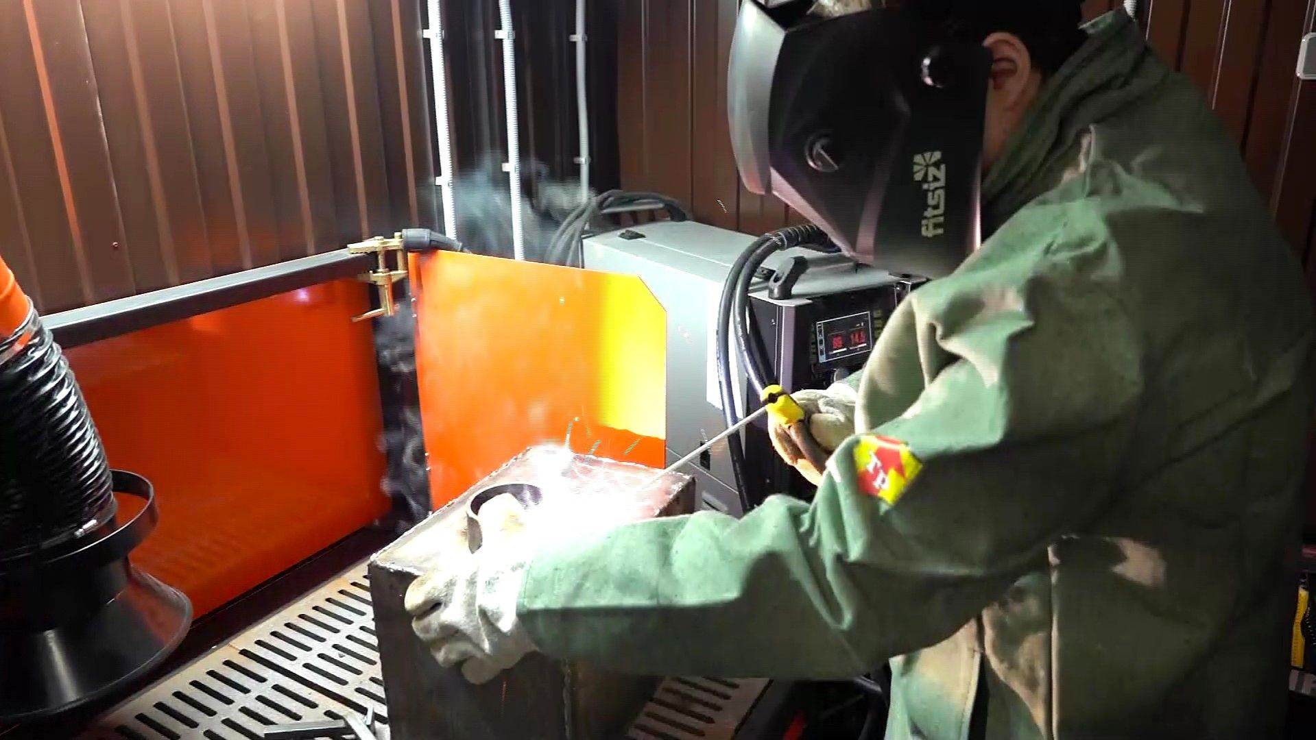 В технолого-педагогическом колледже Ханты-Мансийска оборудовали мастерскую для сварщиков