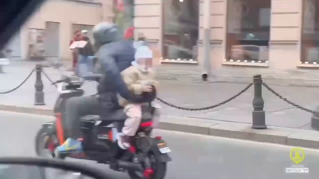 В Петербурге инспекторы ГАИ ищут мужчину, которой проехал с маленьким ребенком на мотоцикле по Невск