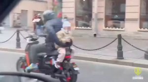 В Петербурге инспекторы ГАИ ищут мужчину, которой проехал с маленьким ребенком на мотоцикле по Невск