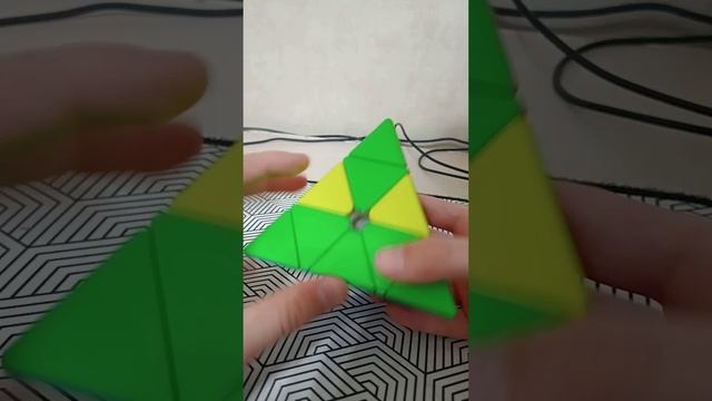 Обучение головоломки пирамидки