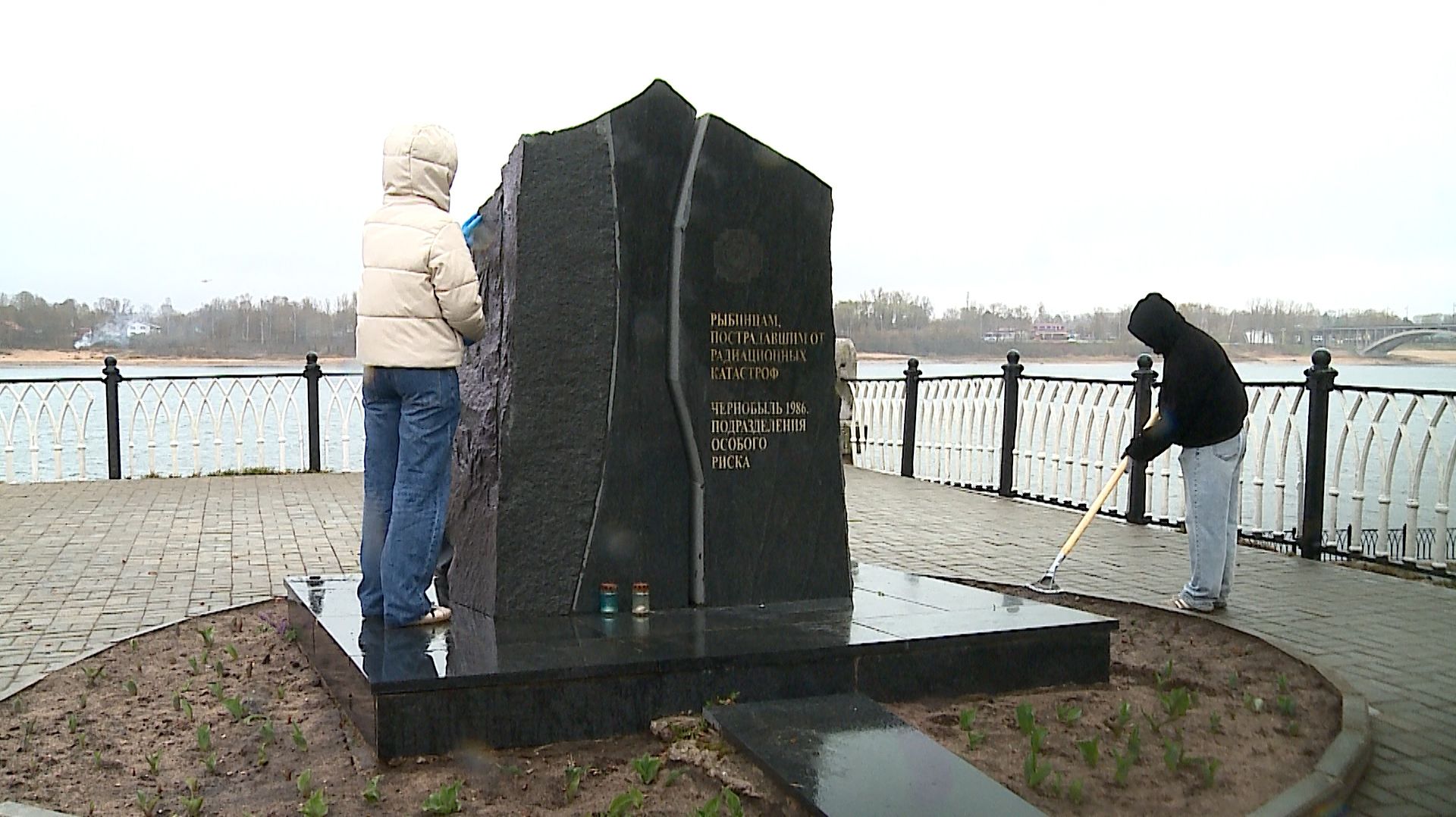 (Рыбинск-40) СУББОТНИК У ПАМЯТНИКА ЖЕРТВАМ РАДИАЦИОННЫХ КАТАСТРОФ