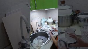 Помогаю мыть посуду 🍽
