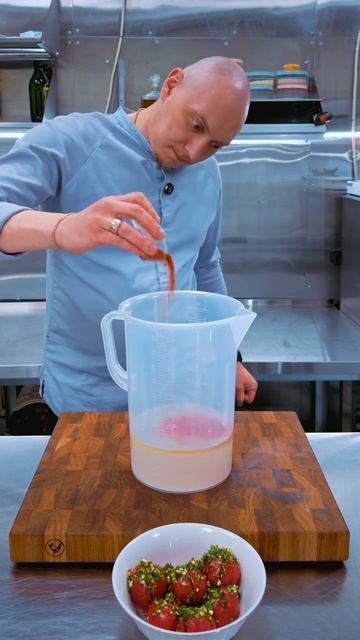 Маринованные томаты с зеленью.