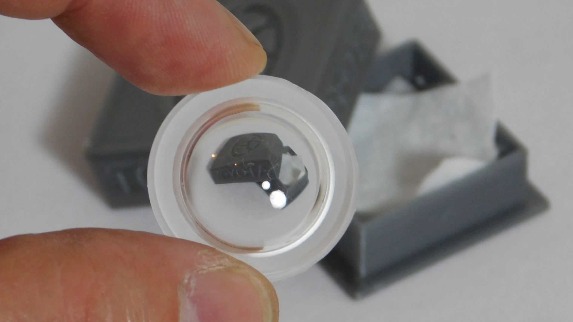 Замена линзы передней фронтальной камеры на Toyota Land Cruiser 200 Prado 150