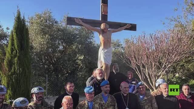 نصب تمثال للسيد المسيح في بلدة لبنانية بديل لتمثال حطمه جندي إسرائيلي