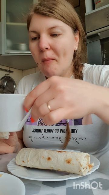 Мукбанг. Сосиска в лаваше